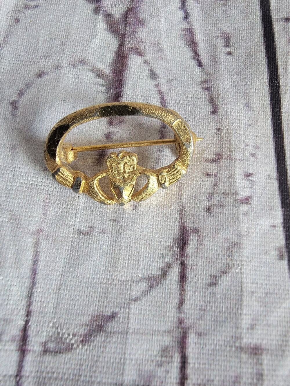 Vintage Claddagh Brooch Gold Tone Irish Heritage Love Loyalty Pin READ